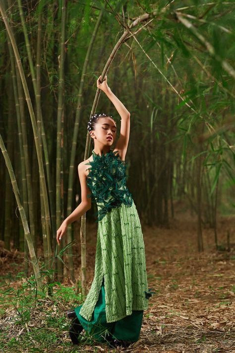 Bamboo Photoshoot, Inspi Photo, Photoshoot Pose, Bamboo Tree, Birthday Board, Photoshoot Poses, Female Portrait, Flapper Dress, Japan