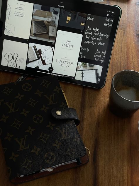 College Stationary, Aesthetic Dashboard, Agenda Aesthetic, Louis Vuitton Planner, Luxury Planner, Lv Agenda, Louise Vuitton, Planner Minimal, Minimal Planner