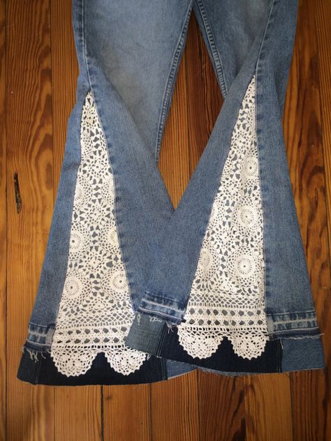 Homemade Bell Bottoms, Jean Diy, Redone Jeans, Vintage Doily, Diy Jeans, Moda Denim, Sewing Pants, Spring Hats, Recycle Jeans