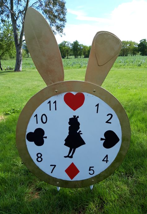 Alice Wonderland Party Decoration, Alice And Wonderland Crafts, Disney Diy Decorations, Alice In Wonderland Diy Decorations, Diy Alice In Wonderland Decorations, Alice Decoration, Alice In Wonderland Tea Party Food, Alice In Wonderland Party Decorations, Wonderland Party Theme