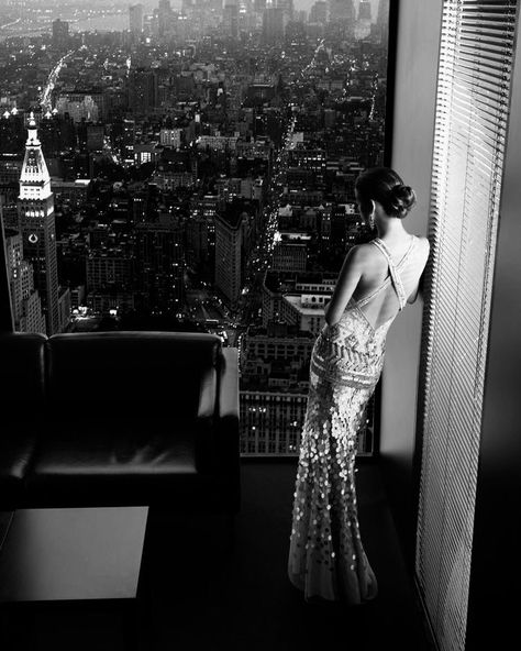 A Night At The Opera, Nyc Girl, Serena Van Der Woodsen, Nyc Life, New Energy, Black N White, Black Swan, Star Girl, White Aesthetic