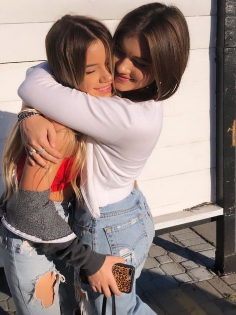 Best Friend Hug, Friends Hugging, Best Friend Photography, Best Friend Poses, Best Friend Photoshoot, Bff Photoshoot Poses, Bff Photoshoot, Best Friends Shoot, Best Friends Aesthetic