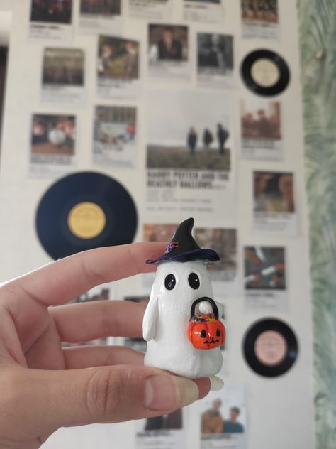 Things To Make With Clay Halloween, Cute Ghost Clay Art, Clay Crafts Ghost, Polymer Clay Ideas Halloween, Halloween Clay Art Ideas, Halloween Airdry Clay, Halloween Modeling Clay Ideas, How To Make Clay Ghost, Easy Clay Ideas Halloween