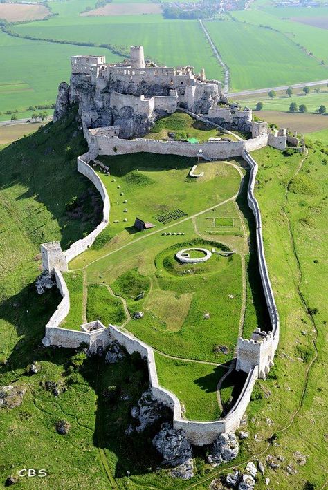 Спишский Град (словацк. Spis?ky Hrad) — самый большой замок Словакии, исторический центр Спишской области, памятник Всемирного наследия ЮНЕСКО. Замок возвышается на доломитовых скалах на высоте почти 200 метров над окружающими полями и городком Спишское Подградье. Castle Ruins, Chateau France, Beautiful Castles, A Castle, A Hill, Central Europe, Medieval Castle, Mechanical Engineering, Beautiful Buildings