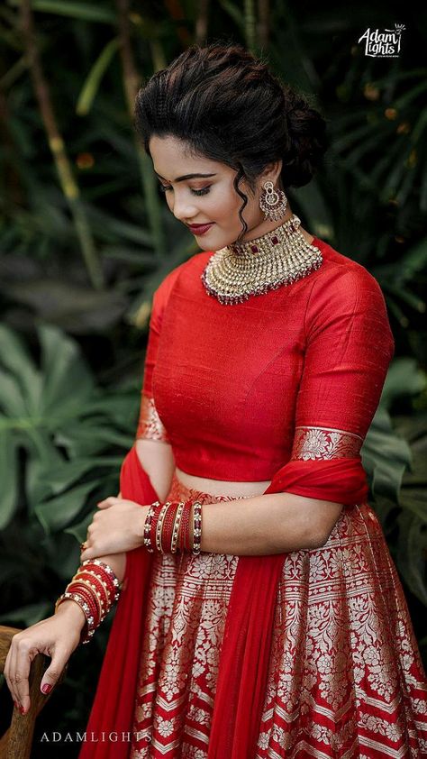 Banarasi Lehenga Blouse Design, Crop Blouse Designs, Lehenga Red Bridal, Lehenga Blouse Design, Wedding Lehengas Bridal, Lehenga Banarasi, Bridal Wedding Lehenga, Red Bridal Lehenga, Best Indian Wedding Dresses