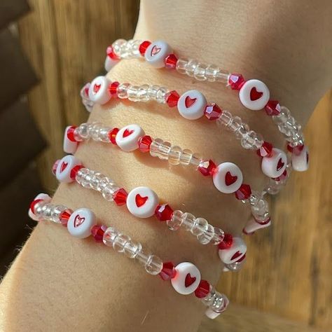 Valentines Beaded Bracelet Ideas, Cute Bead Bracelet Ideas Aesthetic, Cute Bracelet Ideas Bead, Self Made Bracelets, Cool Bracelet Ideas, Snowflake Making, Ideas Pulseras, Homemade Bracelets, Valentines Bracelets