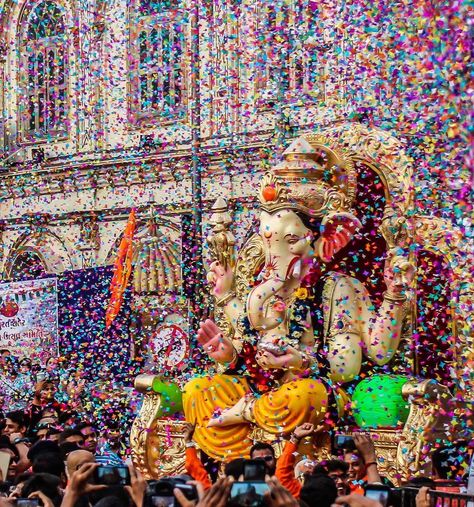 The Grand Welcome (via Instagram: G A U R A N G P A T E L) Indian Festivals Photography, Ganesh Chaturthi Photos, Ganesha Festival, Om Gam Ganapataye Namaha, Hindu Cosmos, Ganesh Festival, Ganpati Bappa Wallpapers, India Festival, Happy Ganesh Chaturthi Images