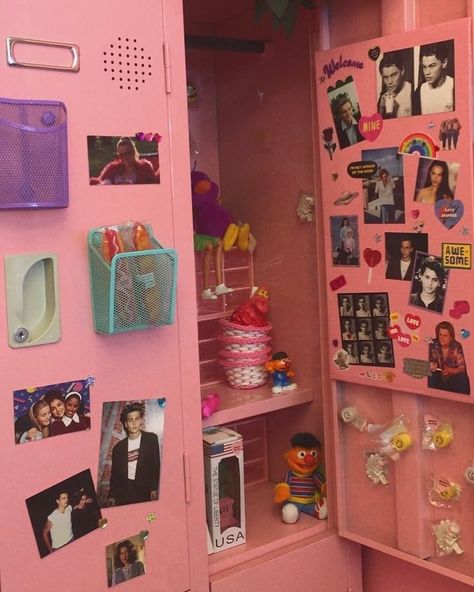 chloe🕷💒💋🕸🧸 on Instagram: “I wish people still decorated their lockers like this 💖” School Locker Decorations, Middle School Lockers, Locker Designs, Photo Widget, I Hate School, Locker Decorations, Limited Too, Hate School, School Lockers