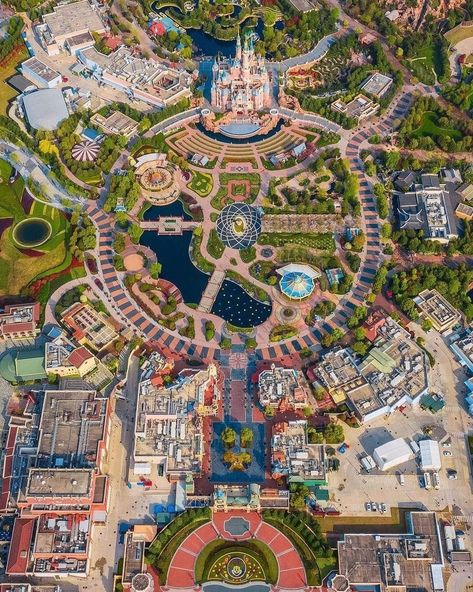 Theme Park Layout Plan, Planet Coaster Entrance, Planet Coaster Ideas, Theme Park Architecture, Theme Park Layout, Theme Park Planning, Theme Park Map, Landscape Architecture Graphics, Shanghai Disneyland