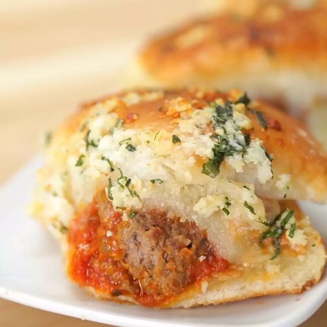 Garlic Bread Meatball Sliders Recipe by Tasty Garlic Bread Meatball, Meatball Sliders Recipes, Mini Food Appetizers, Breaded Meatballs, Meatball Sliders, Bite Size Food, Mini Appetizers, Meatball Subs, Yummy Meals