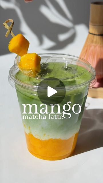 nguyet’s matcha café on Instagram: "🥭🍵 mango matcha latte to-go using plant-based compostable cup and sip lid from @tossware ✨  - mango chunks + ~1tbsp sugar  [muddle, then wait ~10-15mins] - milk ~120ml - matcha ~3g + 50ml of 175F water   #mango #matchalatte #homecafe" Mango Matcha Latte, Matcha Photoshoot, Barista Drinks, Mango Coffee, Mango Matcha, Te Matcha, Matcha Cafe, Matcha Latte Recipe, Matcha Drink