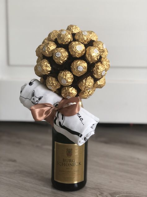 Ferrero Rocher Gift, Valentine Bouquet, Fine Dining Recipes, Diy Presents, Wine Packaging, Chocolate Bouquet, Ferrero Rocher, Diy Valentines Gifts, Plated Desserts