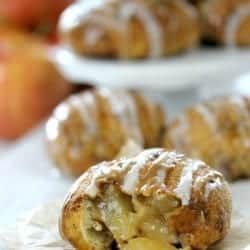 Cinnamon Caramel Apple Pie Rolls - Spend With Pennies Apple Pie Rolls, Cinnamon Caramel, Apple Pie Filling, Spend With Pennies, Caramel Apple Pie, Apple Dessert Recipes, Pastry Pie, Warm Apple, Doughnut Recipe