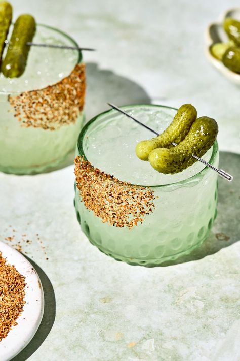 Spicy Pickle Margarita Recipe (Mocktail or Cocktail) | Healthy Little Peach Jalepeno Cocktail Recipes, Spicy Pickle Margarita, Dill Pickle Margarita, Savory Alcoholic Drinks, Pickle Vodka Drinks, Dill Pickle Martini, Easy Delicious Cocktails, Cocktail Rim Ideas, Birthday Cocktail Ideas