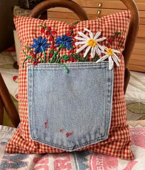 Sewed Pillow Cases, Repurposed Pillow Cases Ideas, Sewn Pillow Cases, Summer Pillows Diy Ideas, Sewn Home Decor, Scrap Fabric Pillow, Sewing Throw Pillows, Western Decor Ideas, Sewing Home Decor