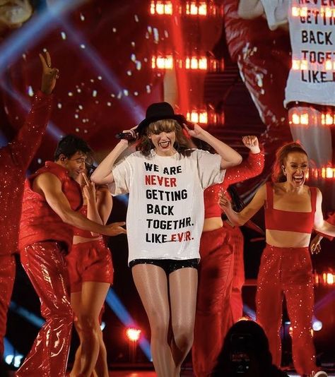 22 Taylor, Taylor Swift 22, Taylor Swift Images, Red Era, Photos Of Taylor Swift, Taylor Swift Tour Outfits, Estilo Taylor Swift, Taylor Swift Cute, Taylor Swift Fearless