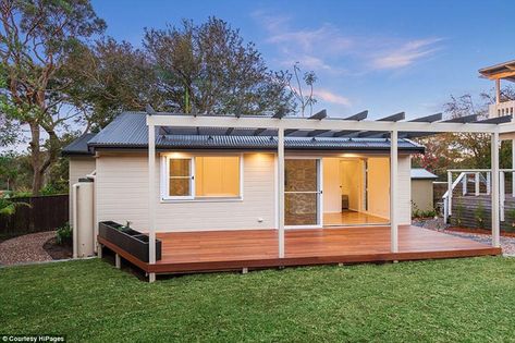 Some granny flats can command more than $600 a week in rental income for homeowners Granny Flat Exterior, Backyard Tiny House, Flat Exterior, House Plans Australia, Tiny House Kits, Mini Loft, Tiny House Storage, Granny Flats, Shed To Tiny House