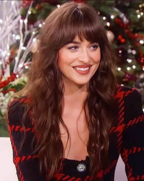 Romantic Bangs Hair, Red Brown Hair With Bangs, Dakota Johnson Hair Bangs, Prom Hair With Bangs, Bridal Hair With Bangs, Prom Hairstyles With Bangs, Brunette Fringe, Dakota Johnson Hair, Bridemaids Hairstyles