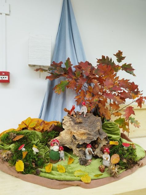 Steiner Autumn Nature Table, Waldorf Seasonal Table, Waldorf Table, Autumn Fair, Baby Learning Activities, Tuff Tray, Seasonal Displays, Nature Table, Table Inspiration