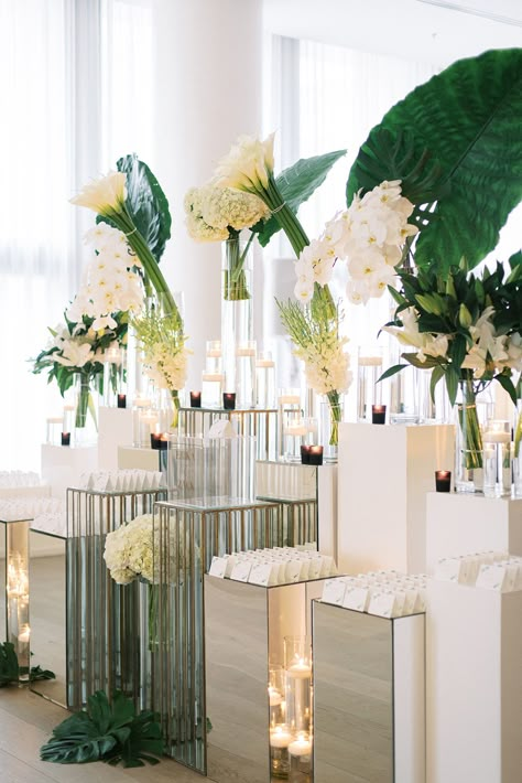 Vase Ideas, Indoor Reception, Wedding Expo, Magic Show, Plant Decor Indoor, Fresh Flowers Arrangements, House Plants Decor, Green Decor, Home Flowers