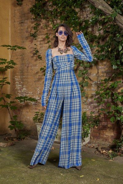 See the complete Resort 2018 collection from Rosie Assoulin. Rosie Assoulin, 2018 Fashion, Fashion 2018, Fashion Show Collection, Looks Vintage, Primavera Estate, Runway Fashion, Fashion Collection, Tartan