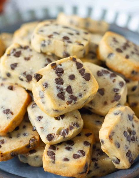 Chocolate Chip Shortbread, Shortbread Cookies Recipe, Chocolate Chip Shortbread Cookies, Shortbread Cookies Easy, Chocolate Shortbread Cookies, Christmas Platter, Shortbread Cookie Recipe, Cookie Brownie Bars, Holiday Cookie Recipes