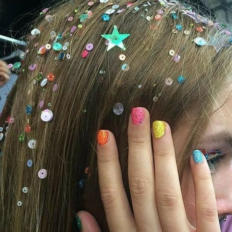 Mabel Pines, Girl Interrupted, Punk Princess, Chappell Roan, Glitter Girl, Horror Movie Characters, Rainbow Nails, Rainbow Glitter, Princess Aesthetic