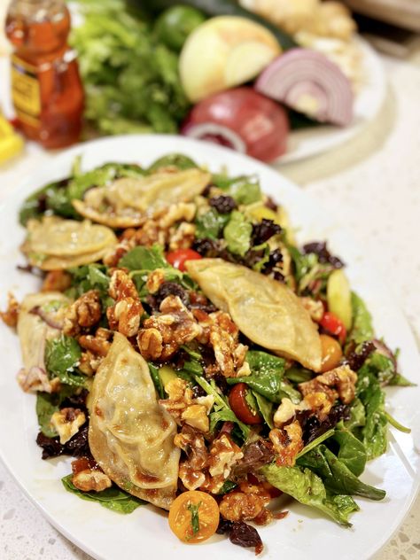 Discover a refreshing crispy dumpling salad recipe that's easy to make and bursting with fresh flavors. Perfect for a healthy and delicious meal. Dumpling Salad Bowl, Asian Dumpling Salad, Viral Dumpling Salad, Pot Sticker Salad, Dumpling Salad Recipe, Potsticker Salad, Dumpling Salad, Vege Salad, Wonton Salad