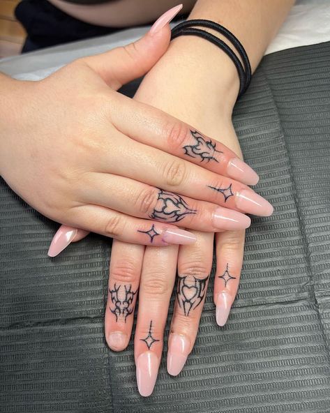 Simple Cute Hand Tattoos For Women, Side Finger Tattoos For Women, Vine Finger Tattoos, Finger Tattoos Fade, Cool Finger Tattoos, Finger Tattoo Ideas, Middle Finger Tattoos, Finger Tattoos For Couples, 2023 Tattoo