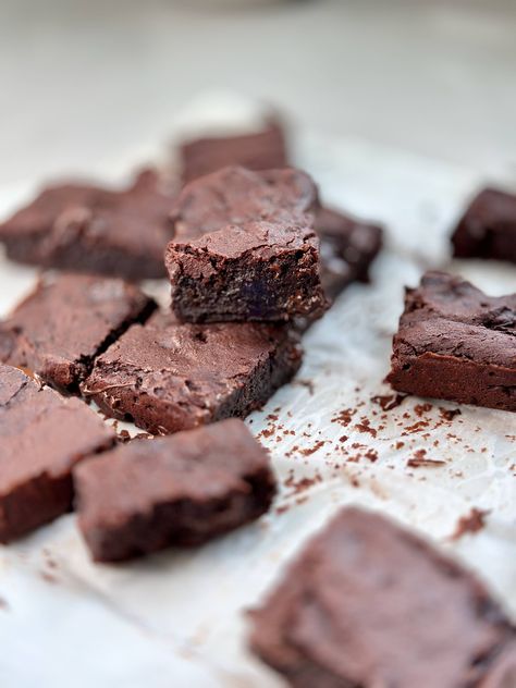 viral purple sweet potato mochi brownies recipe by Kat Lieu (one-bowl, vegan, gf) + a reflection Mochi Brownie Recipe, Mochi Brownie, Sweet Potato Mochi, Mochi Brownies, Potato Mochi, Asian Baking, Matcha Brownies, Light Cheesecake, Potato Brownies