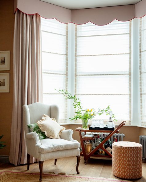 Victorian Bay Window, Bay Window Living Room, Small Dressing Table, Bay Window Curtains, Bay Windows, Built In Seating, Sofa Styling, Window Seat, Reception Rooms