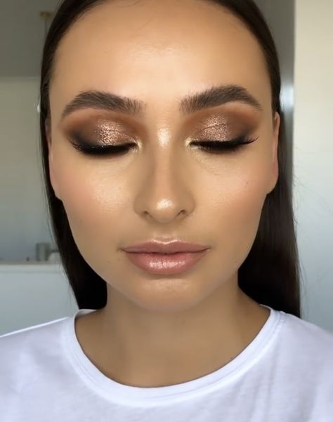 Bronze Smokey Eyes, Bronze Cat Eye Makeup, Smokey Brown Bridal Makeup, Bronze Gold Eye Makeup, Gold Outfit Makeup Ideas, Copper Bridal Makeup, Smoky Gold Eye Makeup, Smokey Bronze Eye Makeup, Brown Gold Makeup