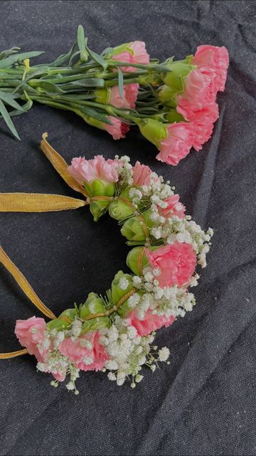 Colours For Wedding, Flower Garland Diy, Saree Hairstyles, Garland Diy, Diwali Greetings, South Indian Weddings, Pink Carnations, Hand Work Blouse, Baby Shower Flowers