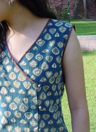 Jins Kurti, Neck Design Kurti, Neck Patterns For Kurtis, Kurti Ideas, Design Kurti, Back Neck Design, Indian Kurti Designs, Churidar Neck Designs, New Kurti Designs