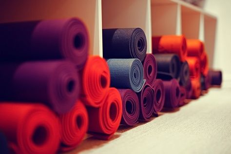 26 Fresh Ways to Reuse an Old Yoga Mat Hot Yoga Studio, Building A Container Home, Yoga Iyengar, 300 Calories, Free Yoga, Rishikesh, Vinyasa Yoga, Pilates Reformer, Teds Woodworking