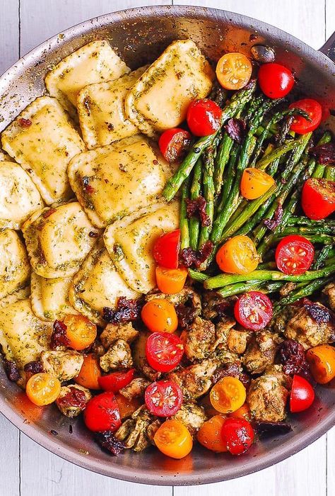 Chicken Ravioli Skillet with Basil Pesto, Asparagus, cherry tomatoes - in a stainless steel skillet Ravioli With Chicken, Chicken Ravioli, Gourmet Pasta, Spring Dinner, Summer Recipes Dinner, Health Dinner, Basil Pesto, Summer Dinner, Spring Recipes