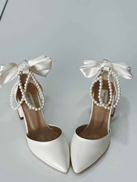 IVORY BRIDAL HEELS, BRIDE SHOES, IVORY BLOCK HEELS, IVORY WEDDING SHOES, IVORY LOW HEELS, IVORY SHOES, ANKLE STRAP HEELS  As Eleanor Louise, we stand out with our Ivory heeled shoes that combine style and comfort. Specifically designed for brides, these shoes are crafted with high-quality materials. • Completing your style and boosting your confidence is the most elegant way! 2.36-inch (6 cm) low-heeled shoes offer elegance and chicness with every step. Ivory Wedding Dress Shoes, Low Wedding Heel, Cute Wedding Shoes Brides, Wedding Shoes Low Heel Comfortable, Low Wedding Heels, Wedding Block Heels, Bridal Block Heels, Heels Bride, Wedding Shoes Ivory