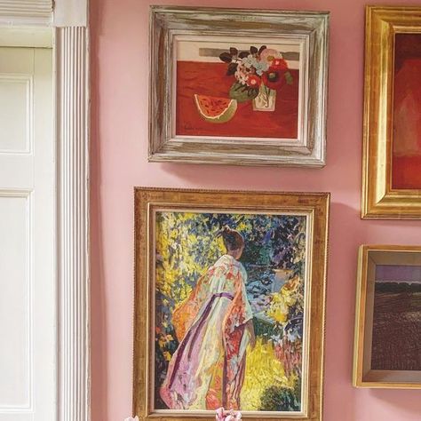 Sophie Conran on Instagram: "A few of my favourite things, pink walls, pictures of fruit, spring flowers, patterned rugs and candy stripes. Happy Friday 💞💗💞💗💞💗💞💗💞💗" Pictures Of Fruit, Modern Art Room, Patterned Rugs, Sophie Conran, Fruit Picture, My Favourite Things, Eclectic Interior, Candy Stripes, Pink Walls