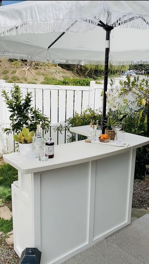 Outdoor Portable Bar Ideas, Diy Bar At Home, Bartender Setup For Party, Diy Outdoor Tiki Bar, Portable Bar Ideas Parties, Bar Cart For Events, Cocktail Mobile Bar, White Mobile Bar, Mobile Bar Stand