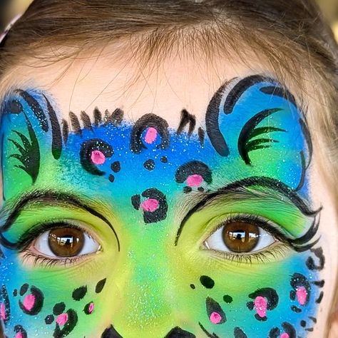 Cécile Baeriswyl on Instagram: "For once, I painted a cheetah and not a tiger. Whoohoo, a wind of change is blowing 😂. #couleurcameleongrimage #signaldebougy #cheetah #cheetahfacepainting #facepainting #coolfacepainting #easterfacepainting #otjfacepaint #sillyfarm #facepaintcom #jestpaint #coursdemaquillage #maquillageanniversaire" Cheetah Face Paint Kids Easy, Face Painting Jungle Animals Easy, Cheetah Face Paint, Face Painting Tiger Easy, Tiger Face Paint Tutorial, Rainbow Cheetah Face Paint, Blue Face Paint, Cheetah Face, Wind Of Change