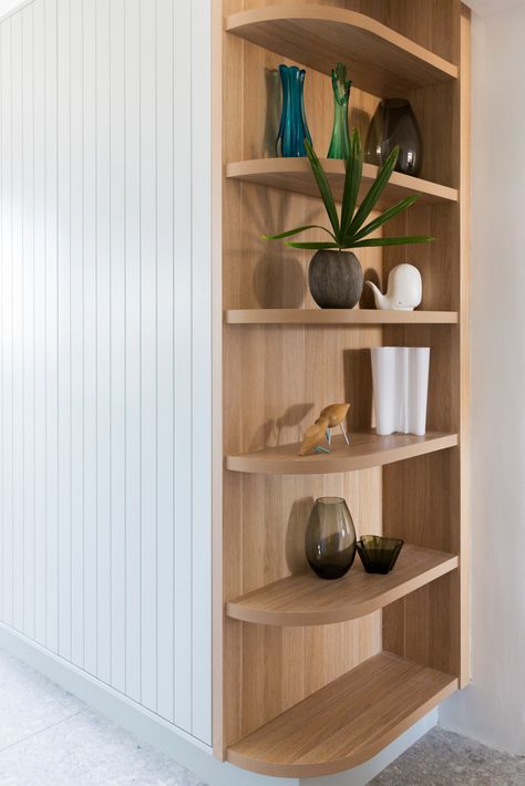 Corner Built In Shelves, Curved Bookshelf, Closet Design Plans, Side Cupboard, Ideas Armario, Corner Storage Shelves, Curved Cabinets, Elegant Living Room Design, Built In Cabinet