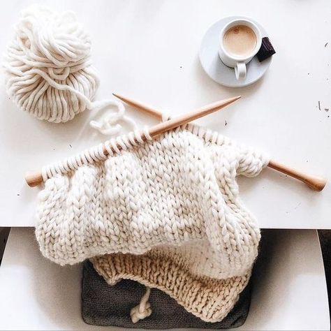 the ultimate hygge Knitting Photography, Knitting Blogs, Granny Chic, Knitting Kits, Christmas Mood, Crochet Beanie, Winter Knits, Crochet Afghan, Knitting Inspiration