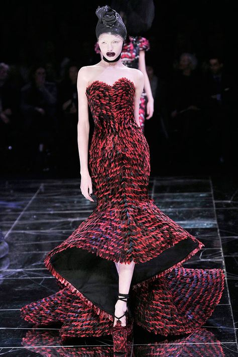 Alexander McQueen Fall 2009 Ready-to-Wear Fashion Show Collection: See the complete Alexander McQueen Fall 2009 Ready-to-Wear collection. Look 40 Alexander Mcqueen Runway, Alexander Mcqueen Fashion, Kampot, Mcq Alexander Mcqueen, Emma Stone, Fashion Show Collection, Red Fashion, Mermaid Formal Dress, Runway Fashion