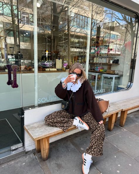 Audrey Notebaert (@mmequeenb) • Instagram photos and videos Cheetah Sneakers, Cheetah Print Outfits, Brown Boots Outfit, Stylish Business Casual, Dinner Outfit Casual, Tube Top And Skirt, Sneakers Noir, High Waist Long Skirt, Blazer Outfits For Women