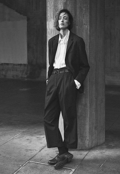 Women In Suits Aesthetic, Preppy Wardrobe, Woman In Suit, Autumn Winter 2022, Mode Tips, Parisienne Chic, Ivy League Style, British Outfits, Margaret Howell