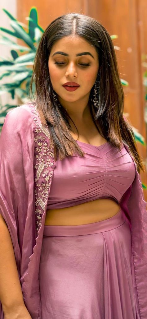 Shamna Kasim, All Actress, Satin Saree, Indian Gowns, Saree Models, Curvy Girl Fashion, Beautiful Smile Women, Actress Photos, Girl Fashion