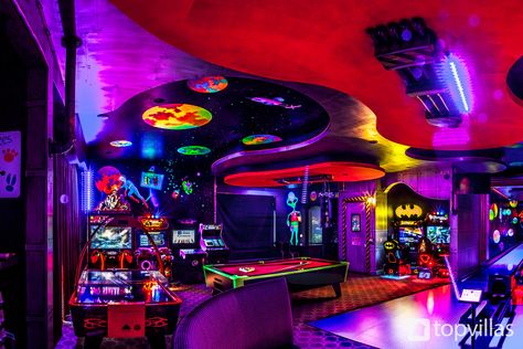 Arcade Interior, Arcadecore Aesthetic, Basement Games, Florida Villas, Arcade Room, Game Room Basement, Recreational Room, Video Game Room Design, Arcade Game Room