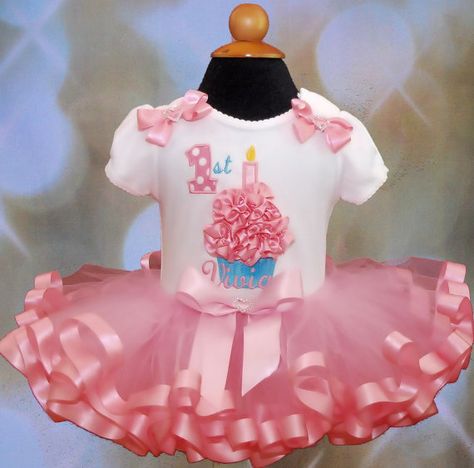 Chose colors This adorable set includes custom embroidered onesie or t-shirt featuring a 3D cupcake and fully sewn ribbon trimmed tutu. 3d Cupcake, Kid Dresses, 1st Birthday Outfit Girl, Ribbon Tutu, Spirit Week Outfits, Ribbon Trim Tutu, Birthday Tutu Dress, 1st Birthday Tutu, Tutu Birthday