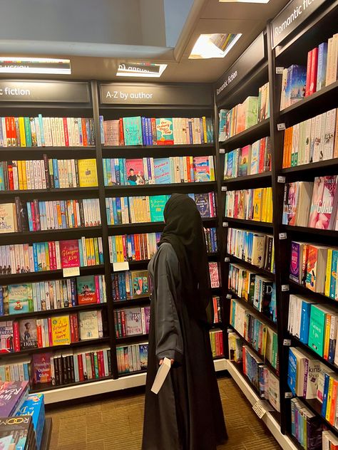 Hijabi Reading Book Aesthetic, Reading Wallpaper, Elegant Abayas, Ramadan Vibes, Best Islamic Books, Teacher Aesthetic, Medical School Life, Library Aesthetic, Hijab Aesthetic