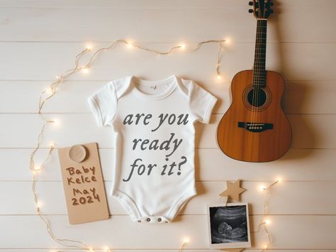 Taylor Swift Baby Announcement, Taylor Swift Baby Onesie, Taylor Swift Pregnancy Announcement, Taylor Swift Invitations, Auntie Things, Baby Lemur, Baby Announcement Digital, Announcement Pictures, Fun Pregnancy Announcement